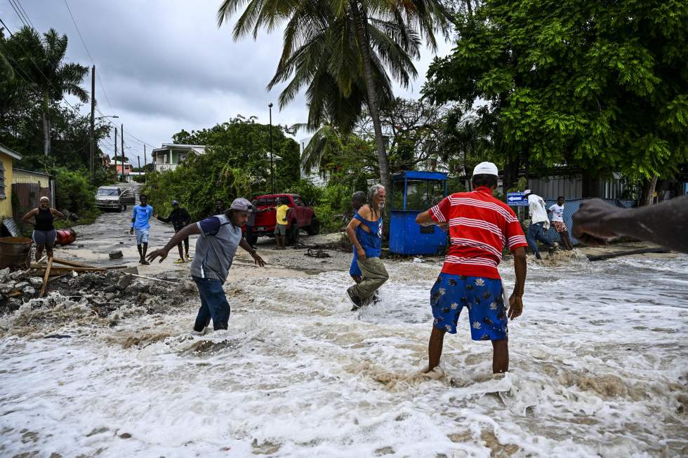 Après avoir meurtri les Antilles, l'ouragan Béryl fait route vers la Jamaïque