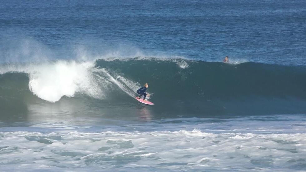 Écologie et compétition : le surf avec Ainhoa Leiceaga, une passion tout en contraste