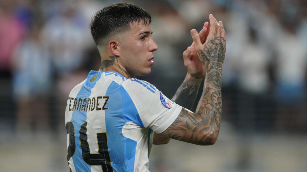 Chant raciste contre les Bleus : l'Argentin Fernandez visé à Chelsea par une procédure disciplinaire Chant raciste contre les Bleus : l'Argentin Fernandez visé à Chelsea par une procédure disciplinaire