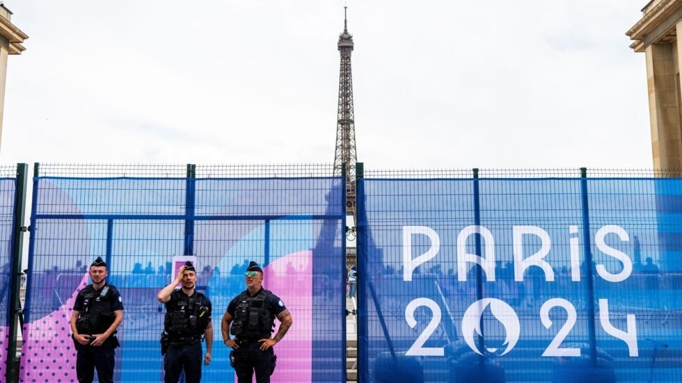 JO 2024 : les premiers athlètes arrivent dans un Paris hypersécurisé