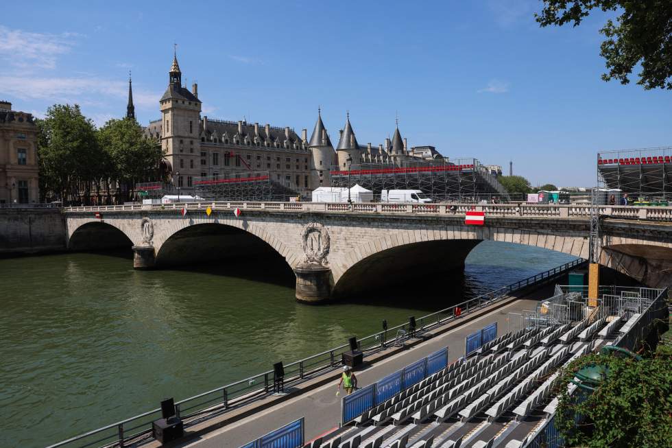 JO 2024 : les premiers athlètes arrivent dans un Paris hypersécurisé