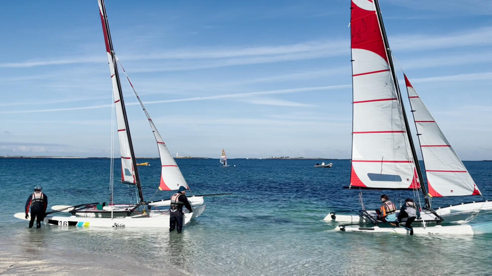 Les Glénans, une école de voile mythique au cœur des "Caraïbes bretonnes"