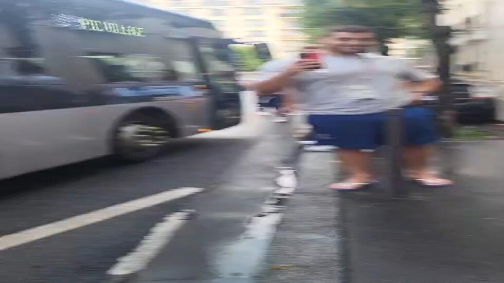 JO à Paris : quand l'équipe grecque de water-polo soulève des voitures pour faire passer son bus