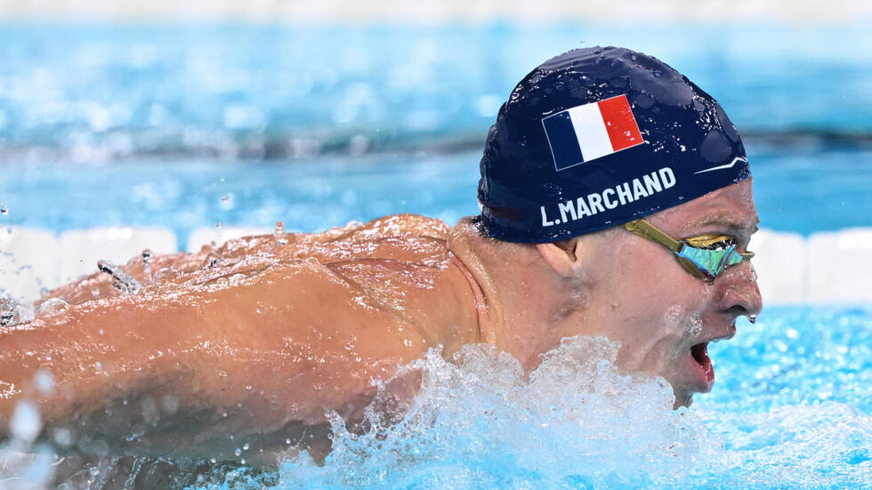 JO 2024 - natation : Léon Marchand entame sa moisson d'or avec un record sur 400 m 4 nages