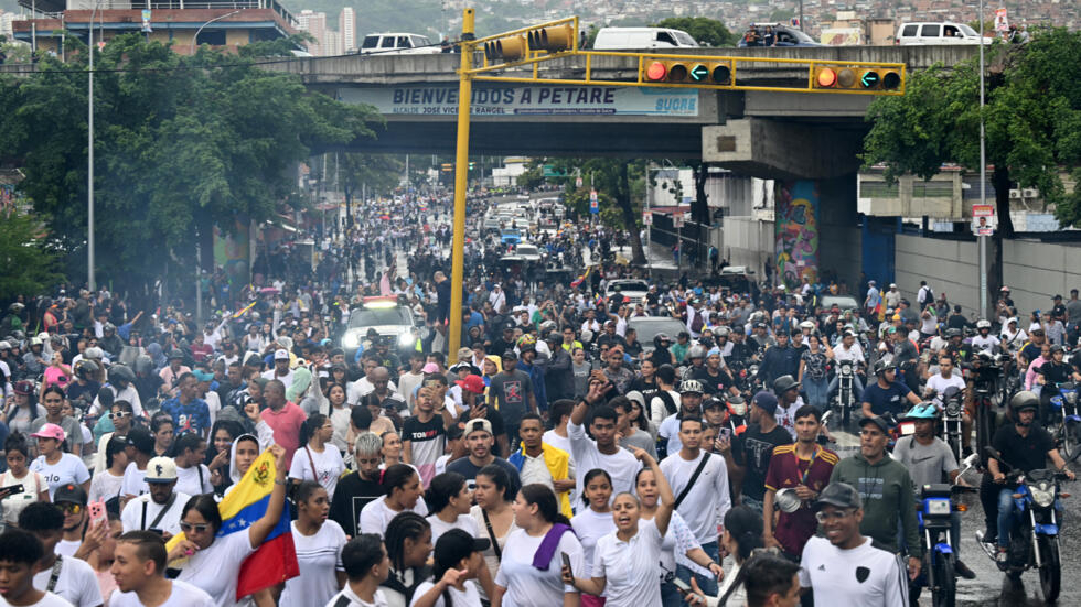 Des milliers de Vénézuéliens protestent contre la réélection de Nicolas Maduro