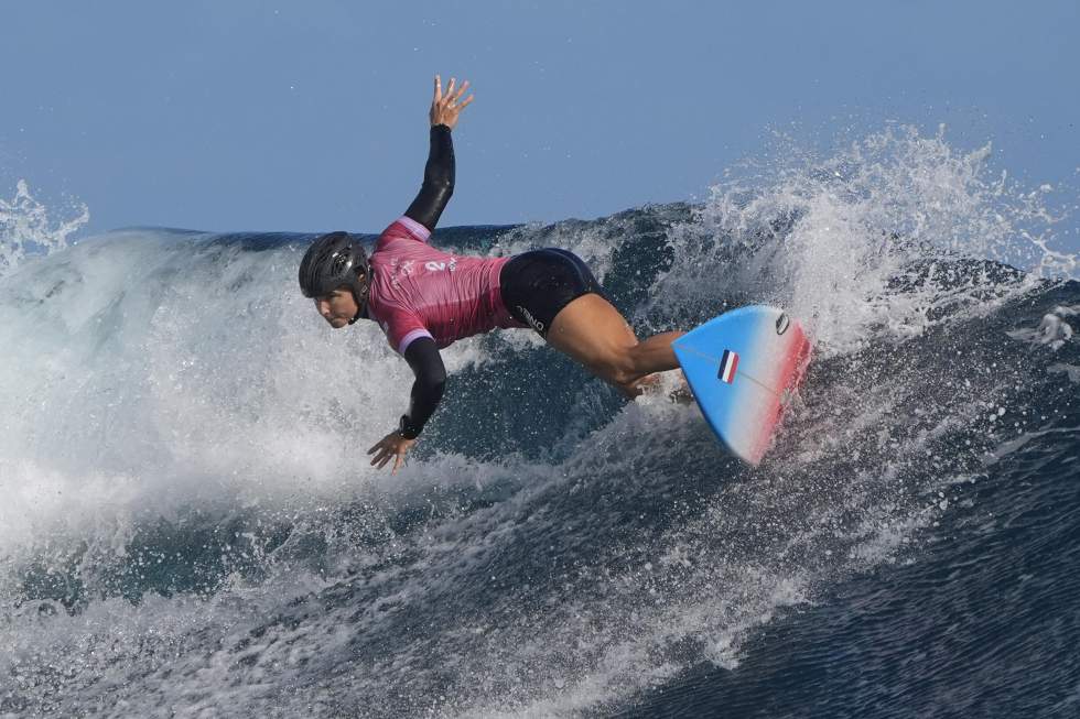 JO 2024 - Surf : Kauli Vaast et Johanne Defay domptent Teahupo'o pour aller en demi-finales