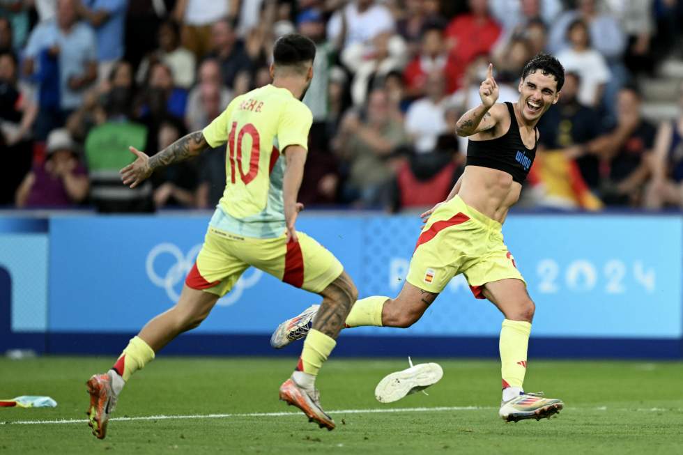 Football : la France s'incline dans un match de folie contre l'Espagne et se console avec l'argent