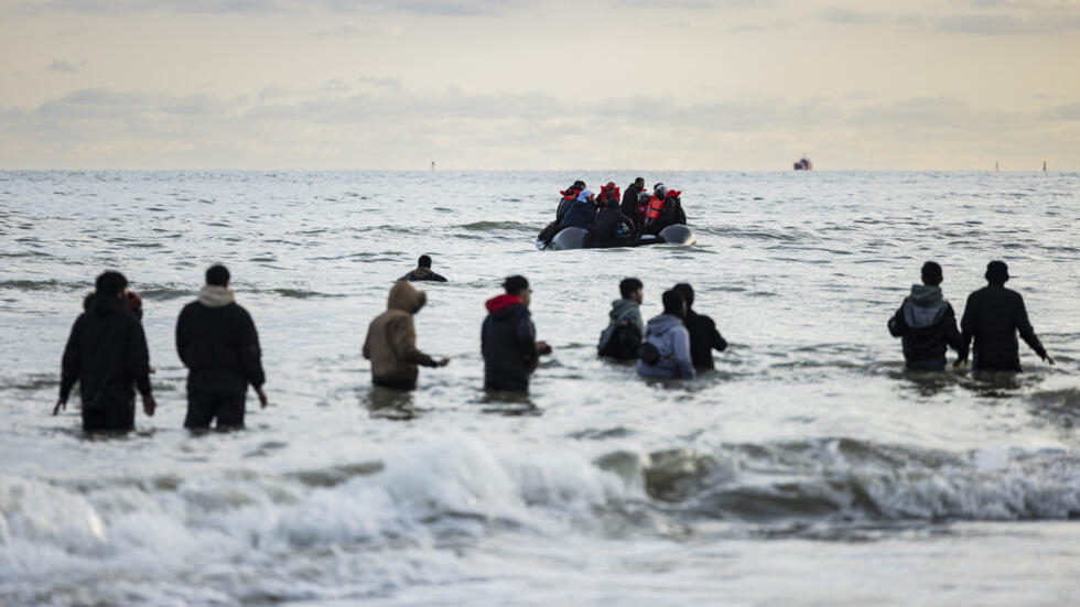 Plus de 700 migrants traversent la Manche, deux morts après un naufrage