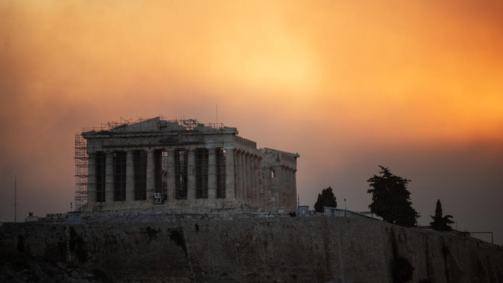 Les incendies aux portes d'Athènes, des renforts internationaux affluent vers la Grèce