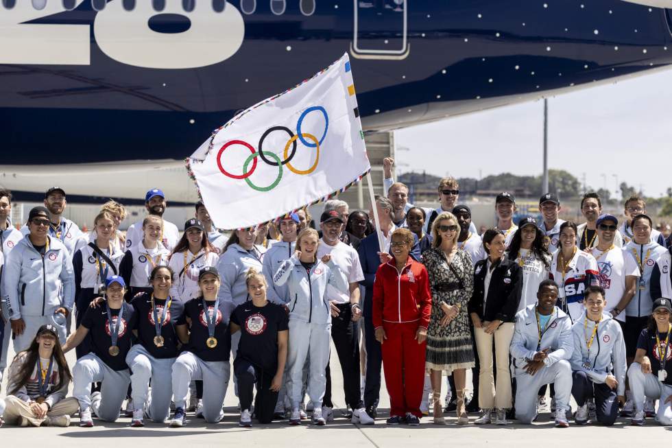 Le drapeau olympique arrive à Los Angeles, sous "pression" après la réussite des Jeux de Paris