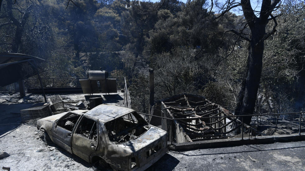 En Grèce, le feu s'est affaibli autour d'Athènes mais la prudence reste de mise