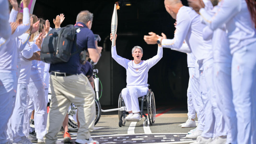 Paris 2024 : la flamme paralympique arrive en France par le Tunnel sous la Manche