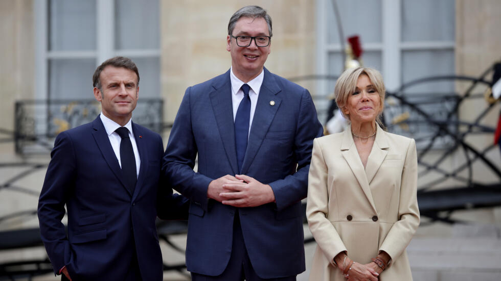 Macron se rend en Serbie pour conclure une vente de rafales et discuter d'adhésion à l'UE Macron se rend en Serbie pour conclure une vente de rafales et discuter d'adhésion à l'UE