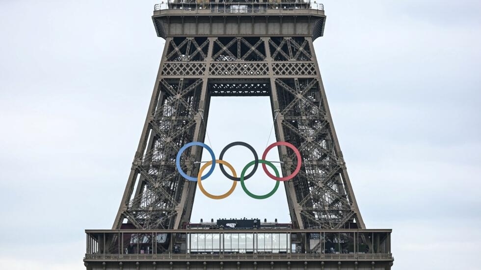 Paris 2024 : les anneaux olympiques "vont rester sur la tour Eiffel", annonce Anne Hidalgo Paris 2024 : les anneaux olympiques "vont rester sur la tour Eiffel", annonce Anne Hidalgo
