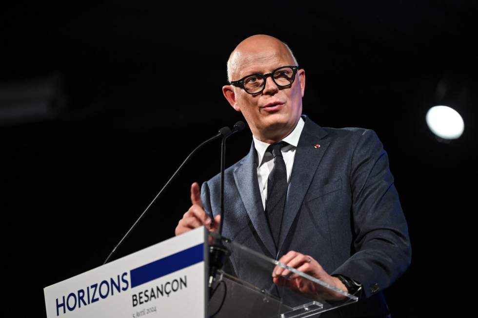 Emmanuel Macron presse droite et gauche sur les noms de Bertrand et Cazeneuve pour Matignon