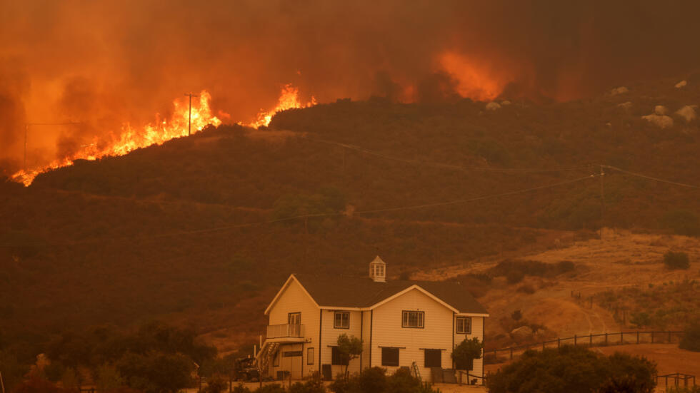 États-Unis : les incendies rasent des maisons près de Los Angeles