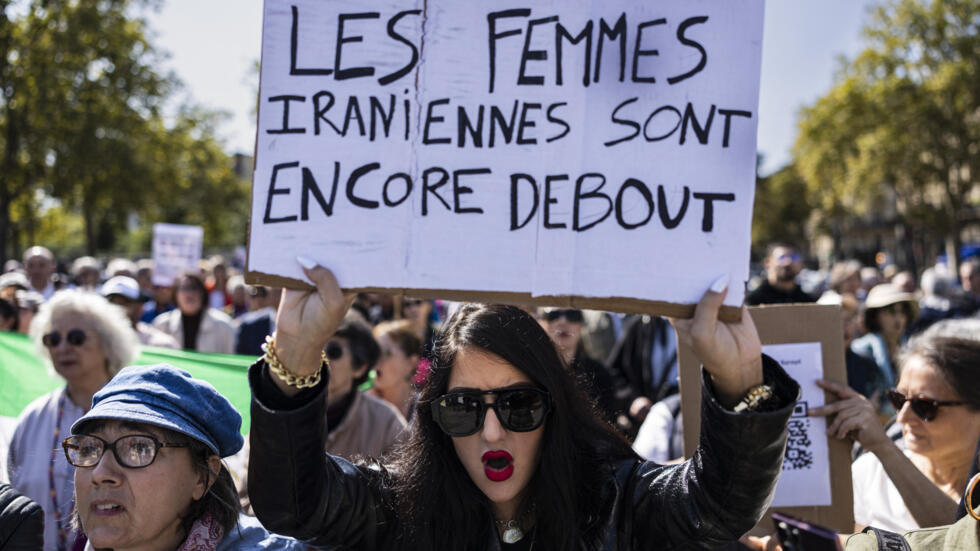 "Femme, Vie, Liberté" : des centaines de manifestants à Paris, 34 détenues en grève de la faim en Iran