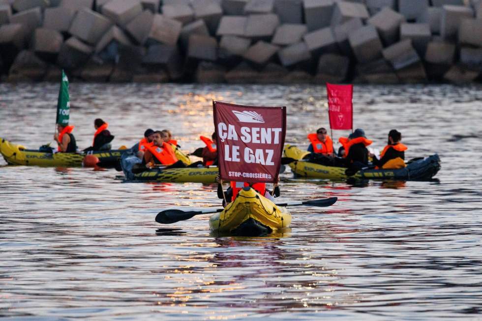 À Marseille, une action de blocage en mer contre la "pollution" des navires de croisières