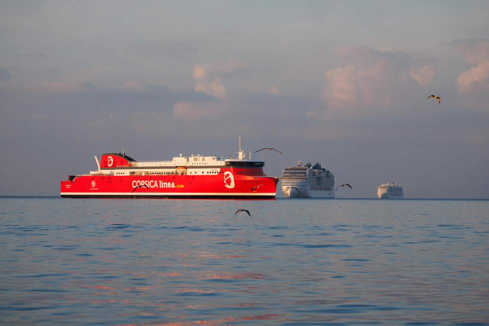 À Marseille, une action de blocage en mer contre la "pollution" des navires de croisières