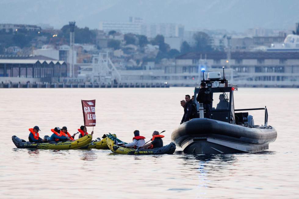 À Marseille, une action de blocage en mer contre la "pollution" des navires de croisières