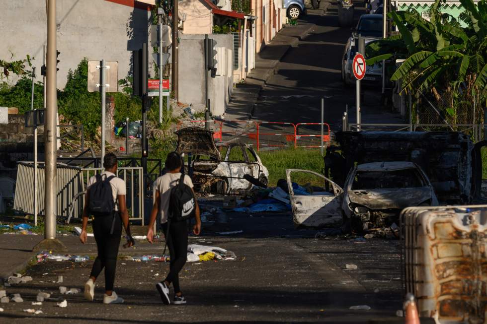 Le calme revient en Martinique après un "déferlement inédit de violences" Le calme revient en Martinique après un "déferlement inédit de violences"