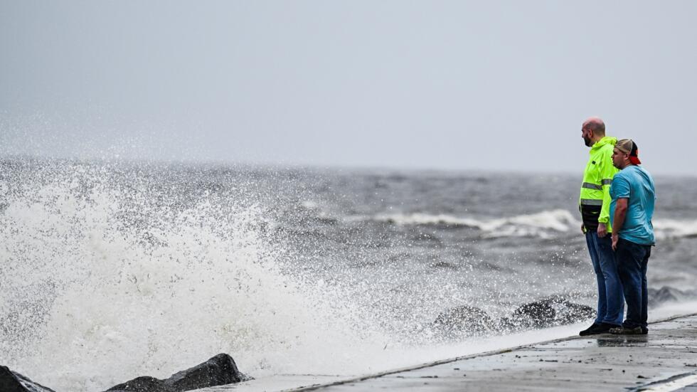 "Extrêmement dangereux", l'ouragan Hélène se renforce à l'approche de la Floride