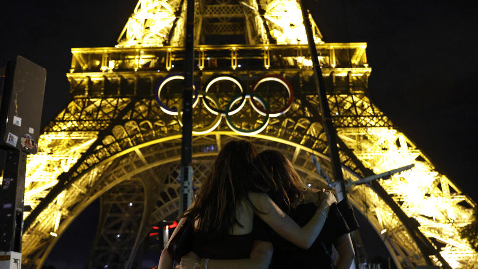 Les anneaux olympiques retirés de la tour Eiffel