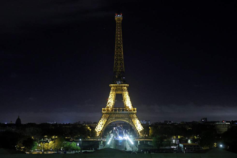 Les anneaux olympiques retirés de la tour Eiffel