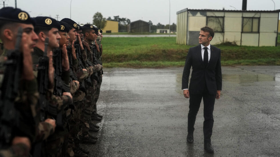 Emmanuel Macron à la rencontre des soldats ukrainiens en formation en France