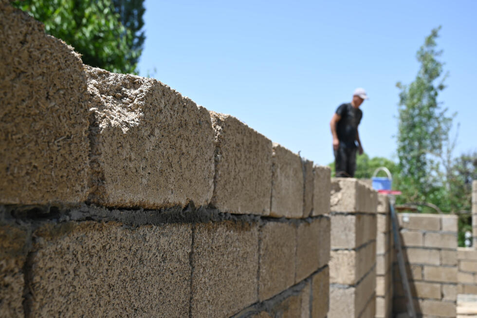 L'instant + : le Kirghizstan construit des maisons en riz écologiques et économiques L'instant + : le Kirghizstan construit des maisons en riz écologiques et économiques