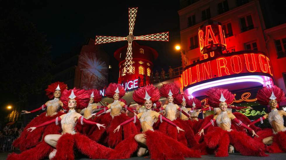 Paris : après leur chute accidentelle, les ailes du Moulin Rouge tournent de nouveau Paris : après leur chute accidentelle, les ailes du Moulin Rouge tournent de nouveau