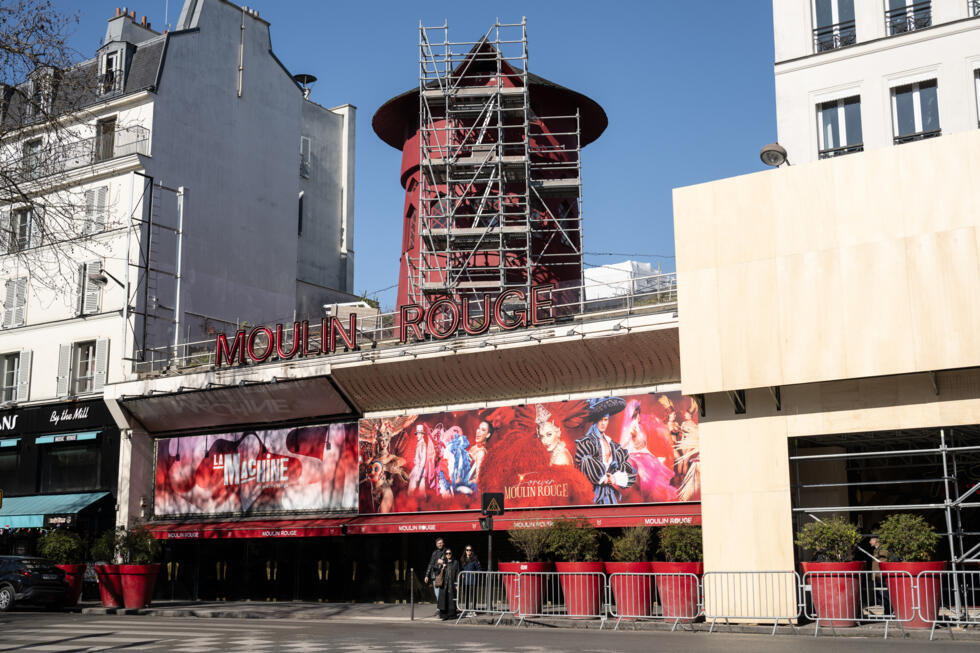 Paris : après leur chute accidentelle, les ailes du Moulin Rouge tournent de nouveau Paris : après leur chute accidentelle, les ailes du Moulin Rouge tournent de nouveau
