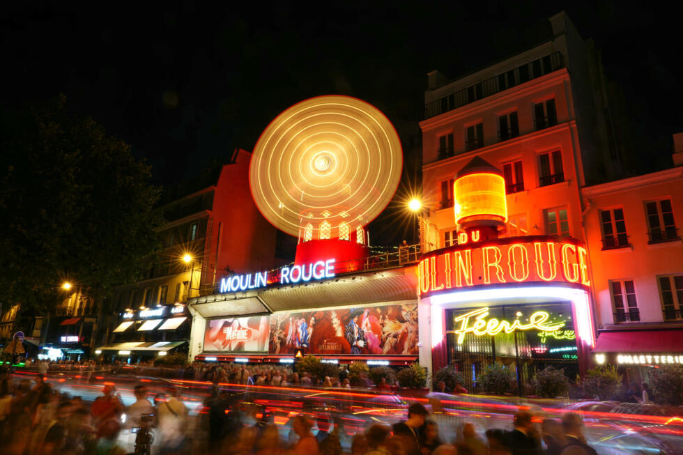 Paris : après leur chute accidentelle, les ailes du Moulin Rouge tournent de nouveau Paris : après leur chute accidentelle, les ailes du Moulin Rouge tournent de nouveau