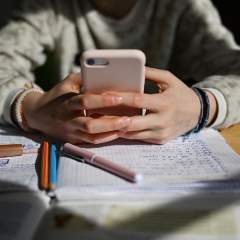 Vérification de l'âge en ligne : un dispositif testé dans cinq pays européens, dont la France Vérification de l'âge en ligne : un dispositif testé dans cinq pays européens, dont la France
