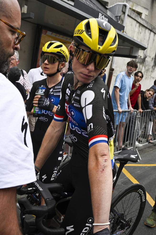 Tour de France Femmes: une chute compromet la suite pour la favorite Demi Vollering Tour de France Femmes: une chute compromet la suite pour la favorite Demi Vollering