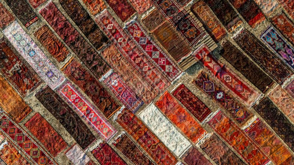 L'instant + : en Turquie l'été, les tapis s'offrent un bain de soleil L'instant + : en Turquie l'été, les tapis s'offrent un bain de soleil