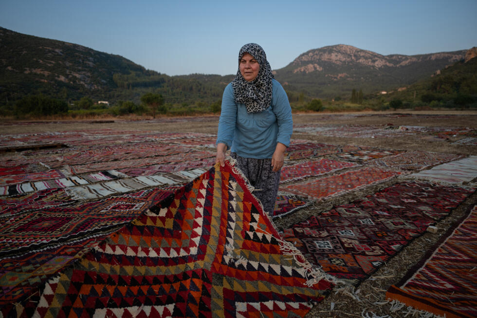 L'instant + : en Turquie l'été, les tapis s'offrent un bain de soleil L'instant + : en Turquie l'été, les tapis s'offrent un bain de soleil