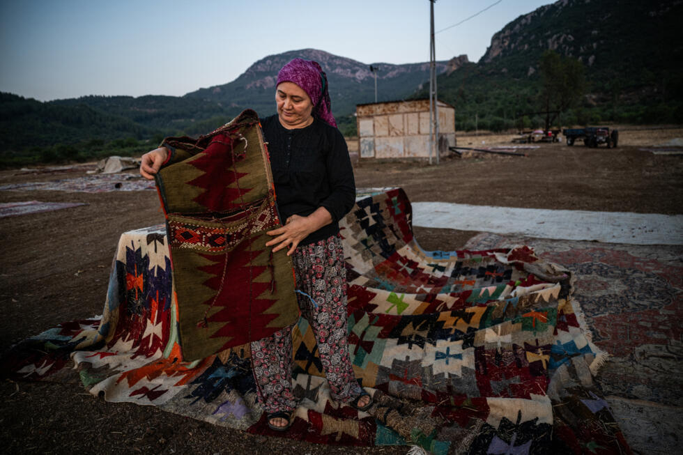 L'instant + : en Turquie l'été, les tapis s'offrent un bain de soleil L'instant + : en Turquie l'été, les tapis s'offrent un bain de soleil