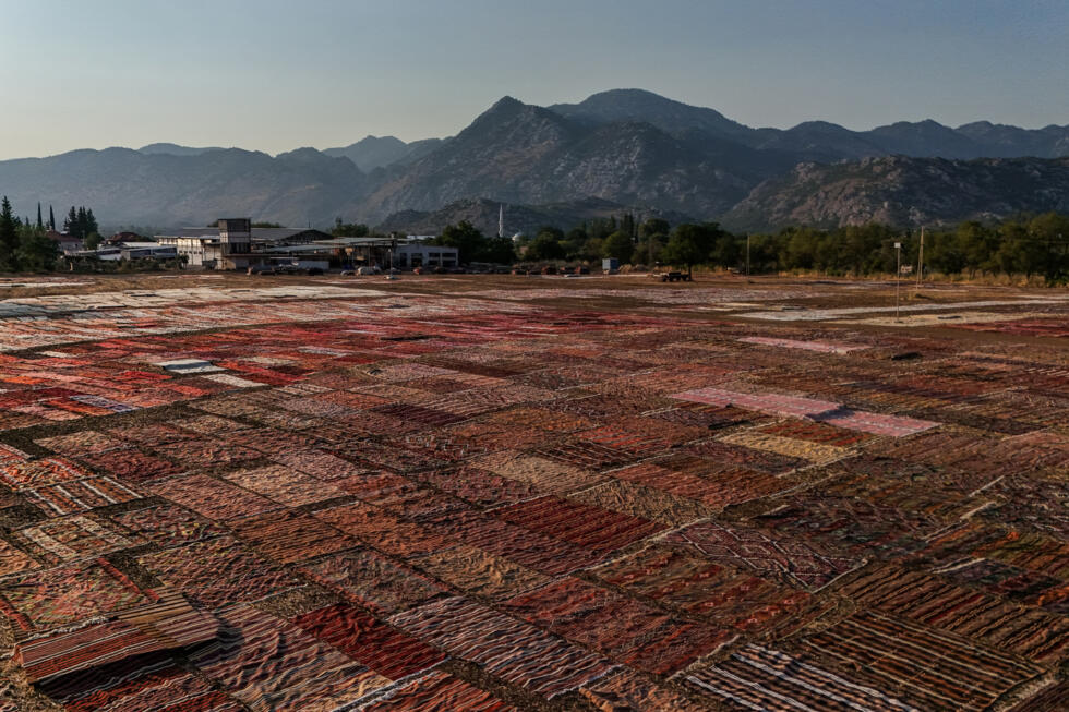 L'instant + : en Turquie l'été, les tapis s'offrent un bain de soleil L'instant + : en Turquie l'été, les tapis s'offrent un bain de soleil