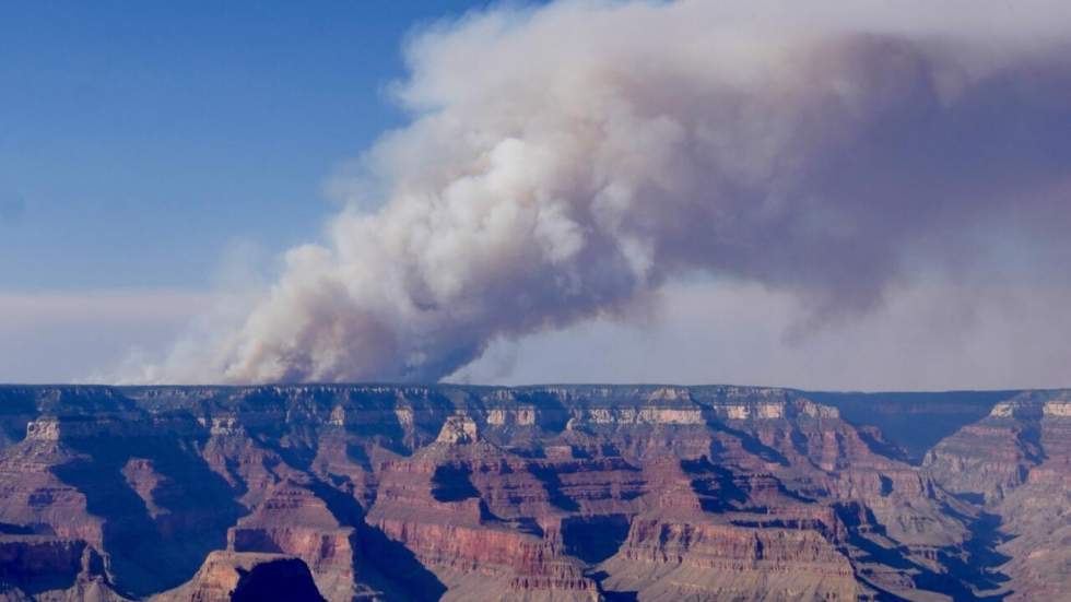 Le Grand Canyon en proie à un incendie hors de contrôle, sa rive nord fermée aux touristes Le Grand Canyon en proie à un incendie hors de contrôle, sa rive nord fermée aux touristes
