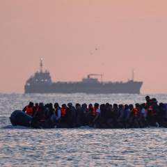 Royaume-Uni : premières arrestations de migrants dans le cadre de l’accord avec la France Royaume-Uni : premières arrestations de migrants dans le cadre de l’accord avec la France