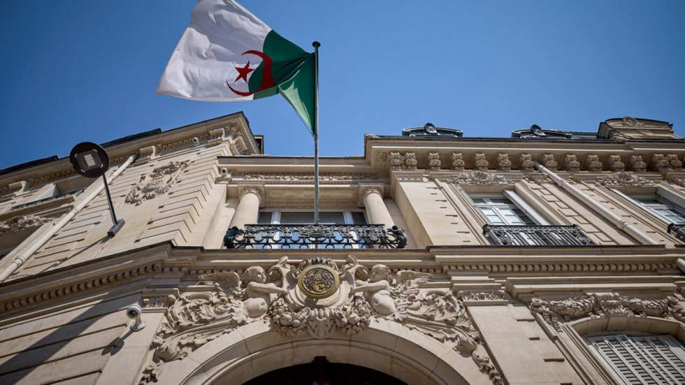 Un diplomate algérien visé par un mandat d'arrêt pour le rapt d'un influenceur en France Un diplomate algérien visé par un mandat d'arrêt pour le rapt d'un influenceur en France