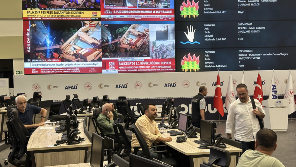 Un séisme de magnitude 6,1 frappe l'ouest de la Turquie, faisant un mort et plusieurs blessés Un séisme de magnitude 6,1 frappe l'ouest de la Turquie, faisant un mort et plusieurs blessés