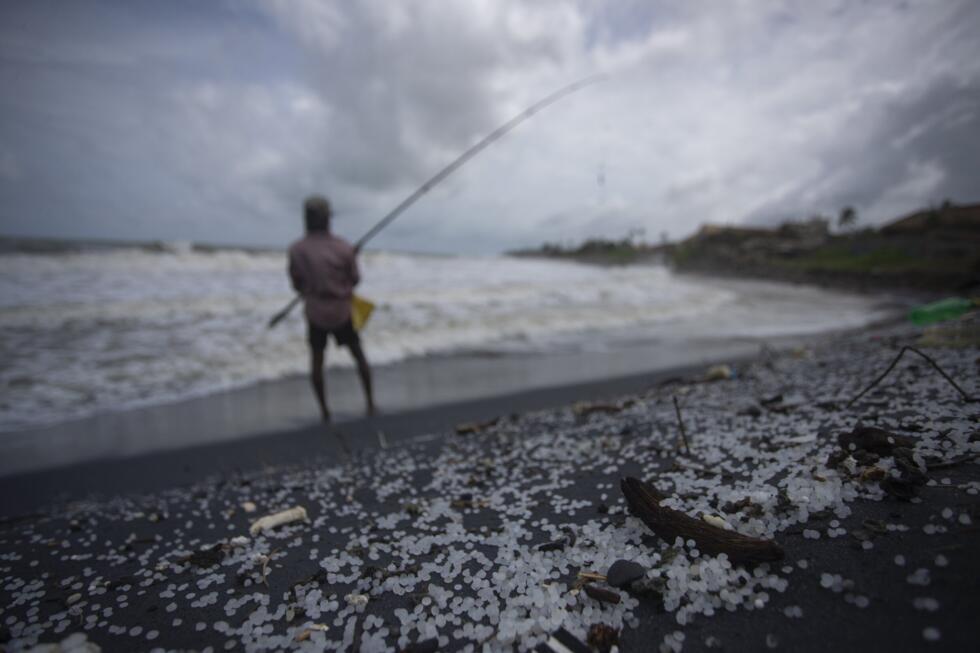 "Larmes de sirènes" : comment de minuscules granulés de plastique envahissent l'environnement