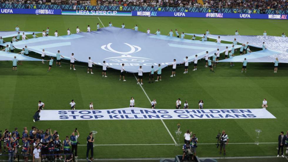 "Arrêtez de tuer les enfants" : la banderole de l'UEFA avant la Supercoupe