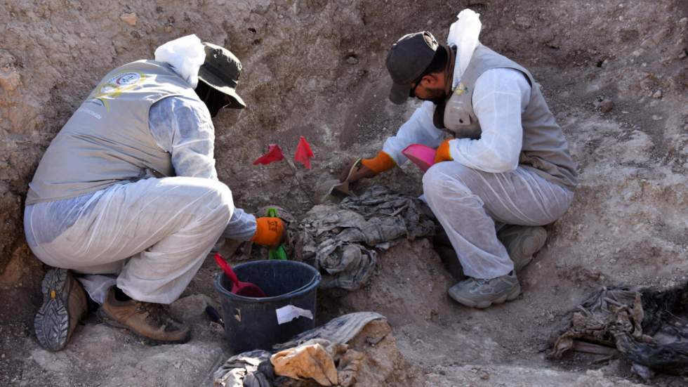 Irak : premières recherches et exhumations dans un immense charnier du groupe État islamique Irak : premières recherches et exhumations dans un immense charnier du groupe État islamique
