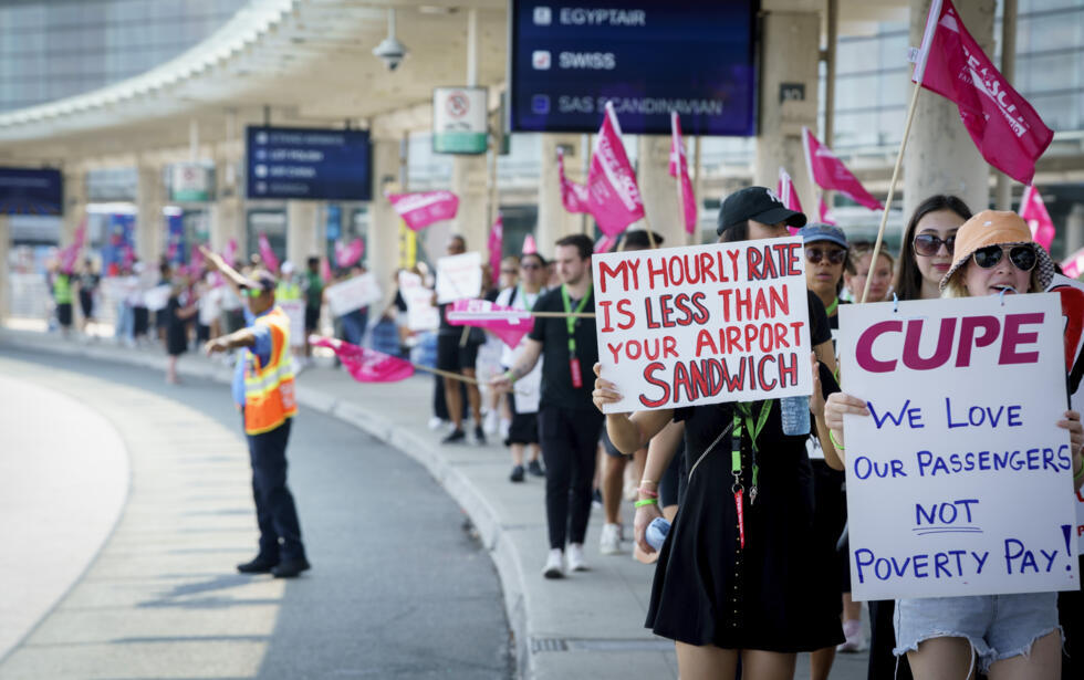 Les hôtesses et stewards d'Air Canada toujours en grève, les négociations reprennent