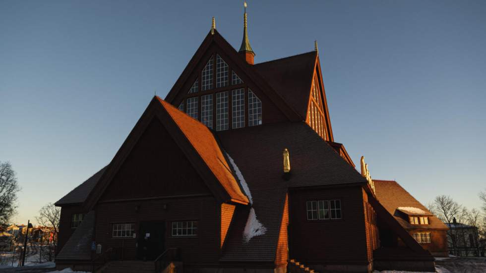 En Suède, l'église historique de Kiruna déménage sur un convoi à roulettes En Suède, l'église historique de Kiruna déménage sur un convoi à roulettes