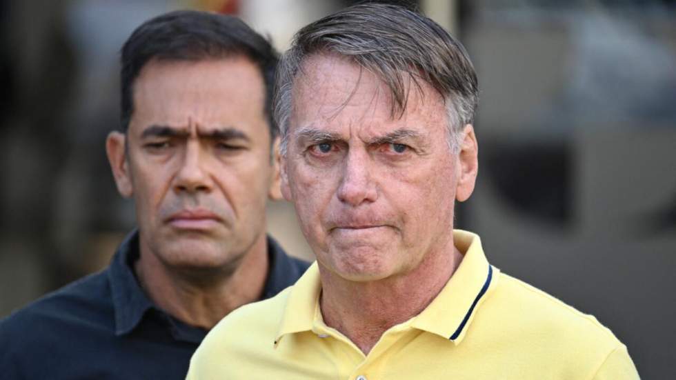 Au Brésil, la police réclame l'inculpation de Jair Bolsonaro et de son fils pour "coercition" Au Brésil, la police réclame l'inculpation de Jair Bolsonaro et de son fils pour "coercition"