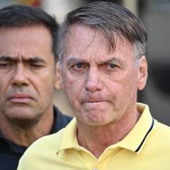 Au Brésil, la police réclame l'inculpation de Jair Bolsonaro et de son fils pour "coercition" Au Brésil, la police réclame l'inculpation de Jair Bolsonaro et de son fils pour "coercition"